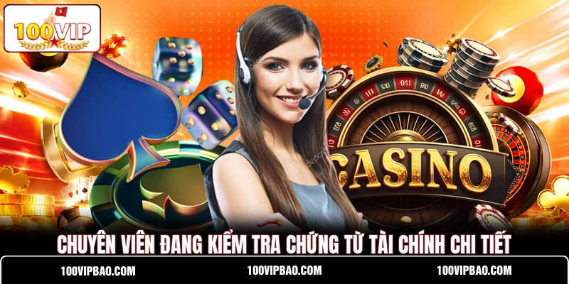Chuyên viên đang kiểm tra chứng từ tài chính chi tiết Chuyên viên đang kiểm tra chứng từ tài chính chi tiết